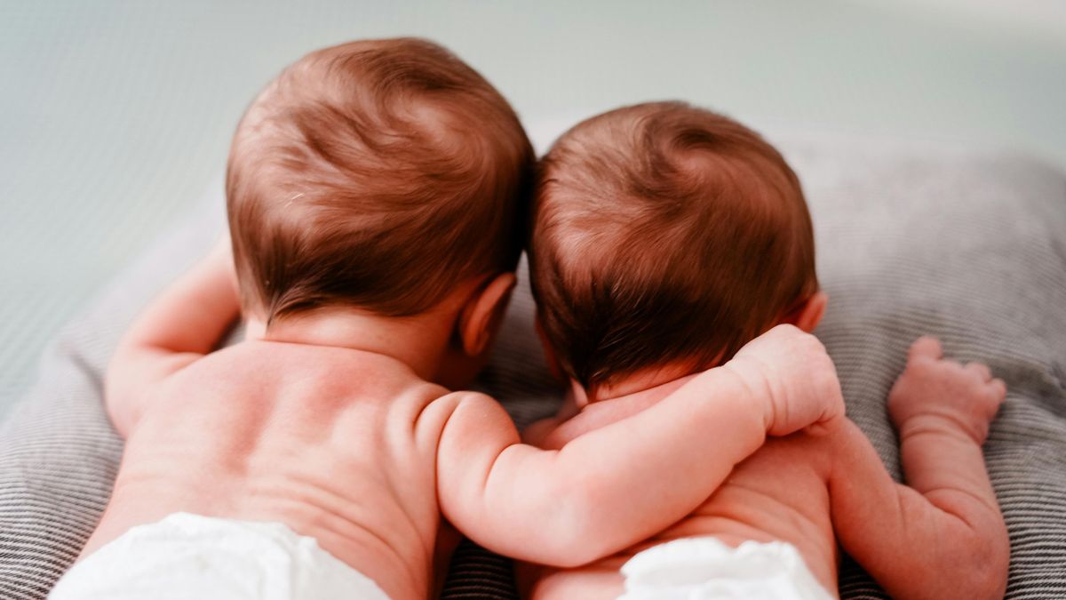 Összetört az énekesnő, lehet ikerlányia soha nem lesznek képesek járni. 