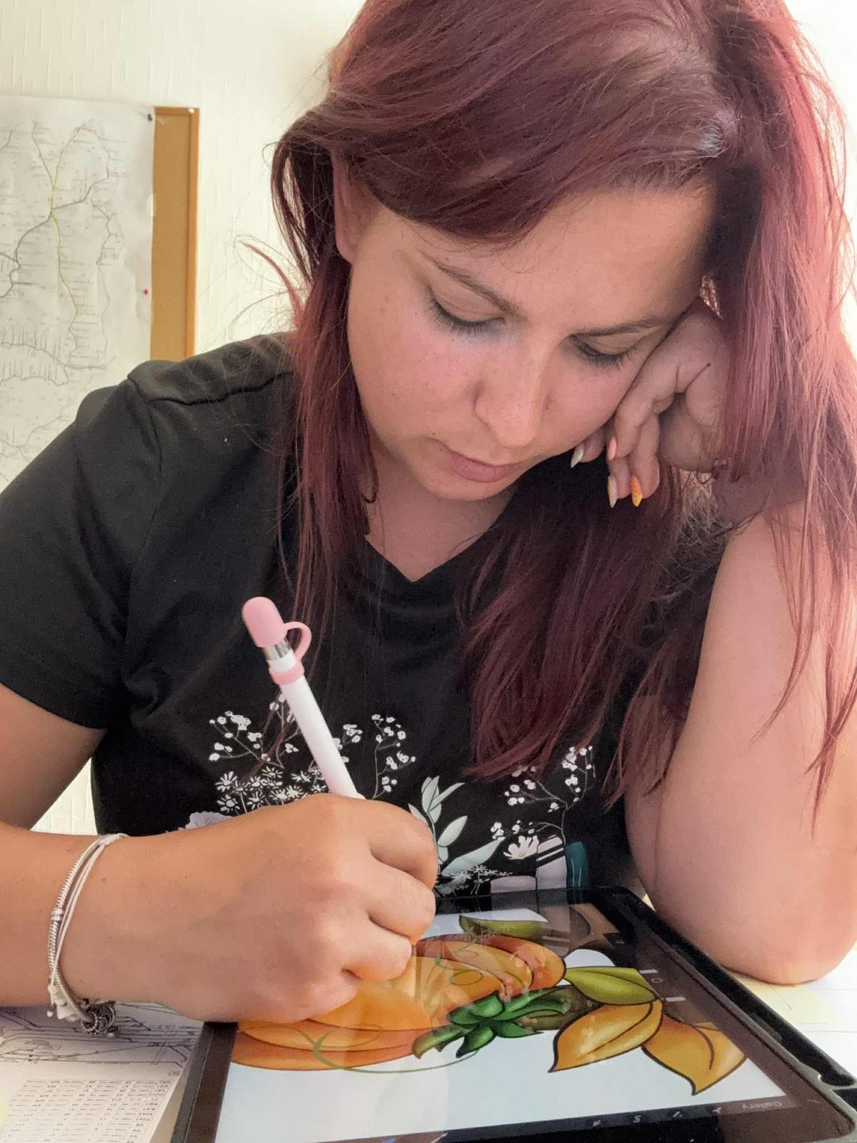 Vörös Inez meseíró, éppen illusztrációt rajzol 