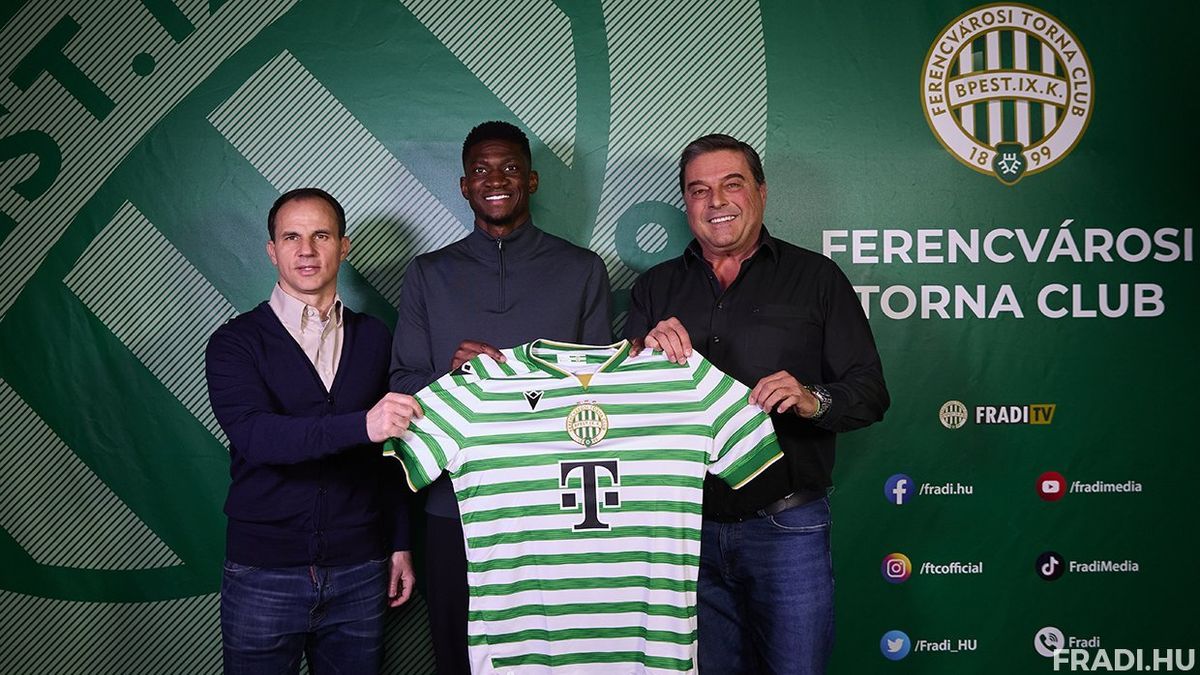 Elton Acolatse (középen) a Fradihoz szerződött 