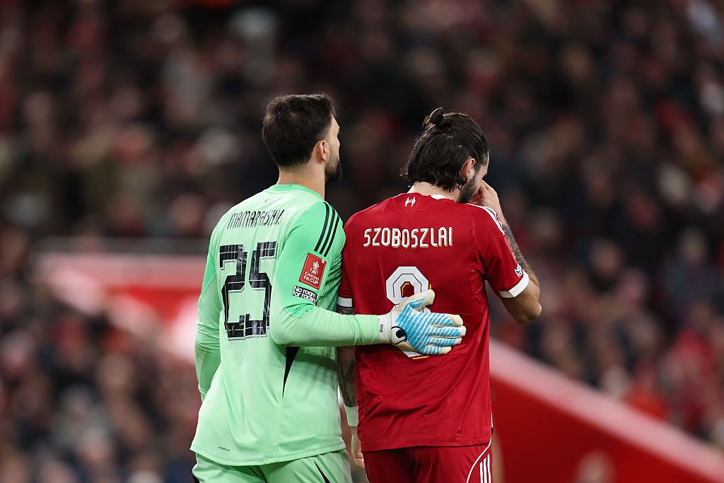 Giorgi Mamardasvili kapus nyugtatta Szoboszlait a Liverpool-Barnsley meccsen