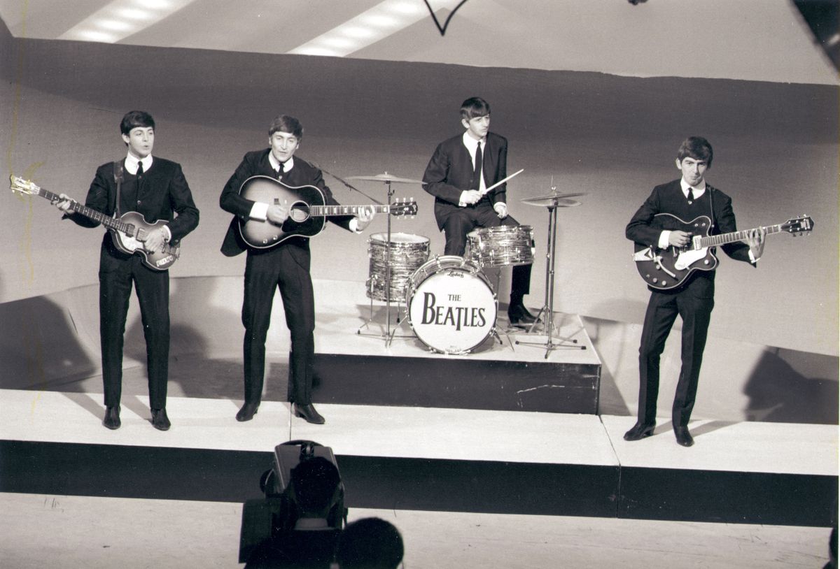 A The Beatles egykori tagjai. Sorrendben balról: Paul McCartney, John Lennon,  Ringo Starr, és George Harrison.