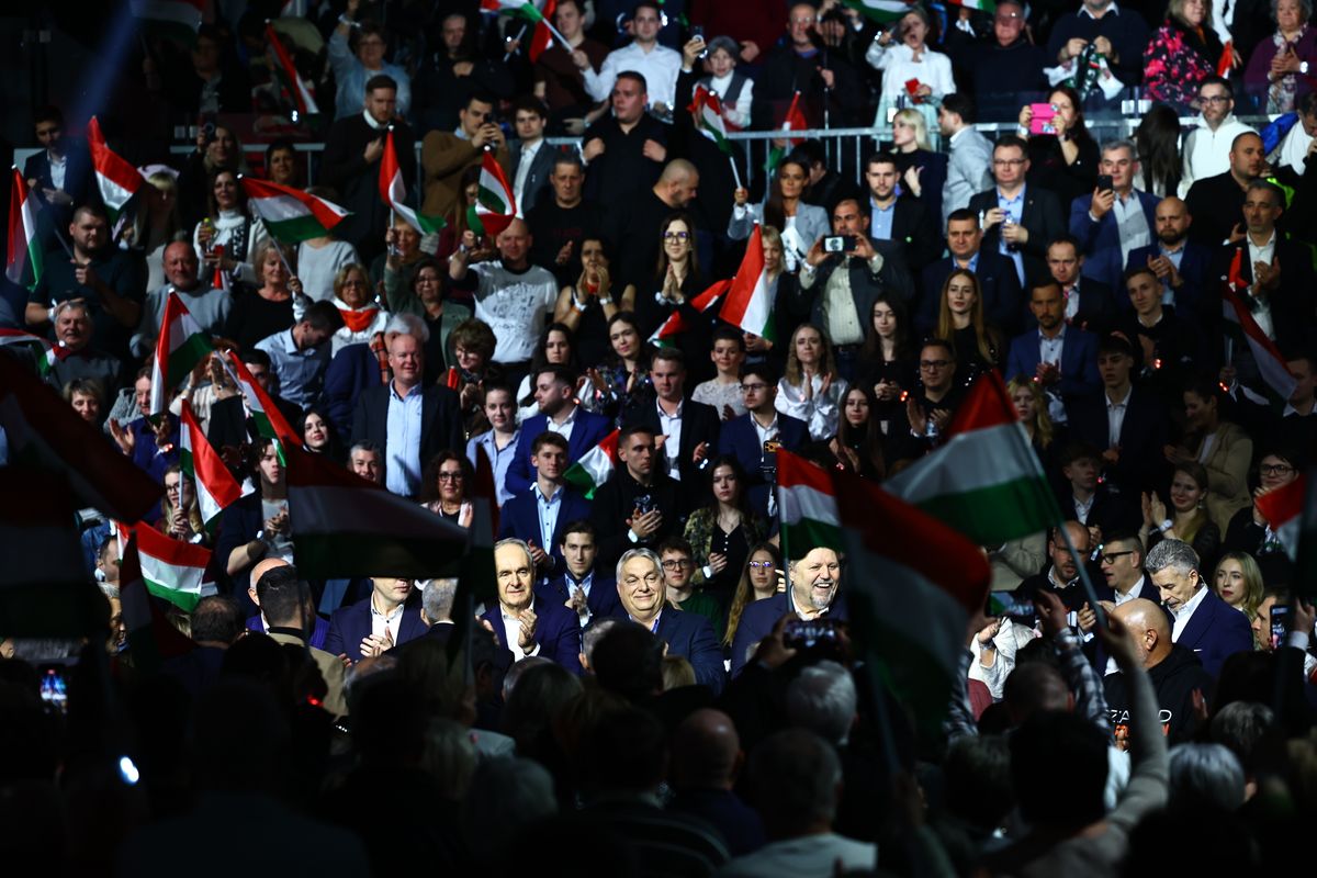 Óriási tömeg várta Orbán Viktort a Háborúellenes Gyűlésen