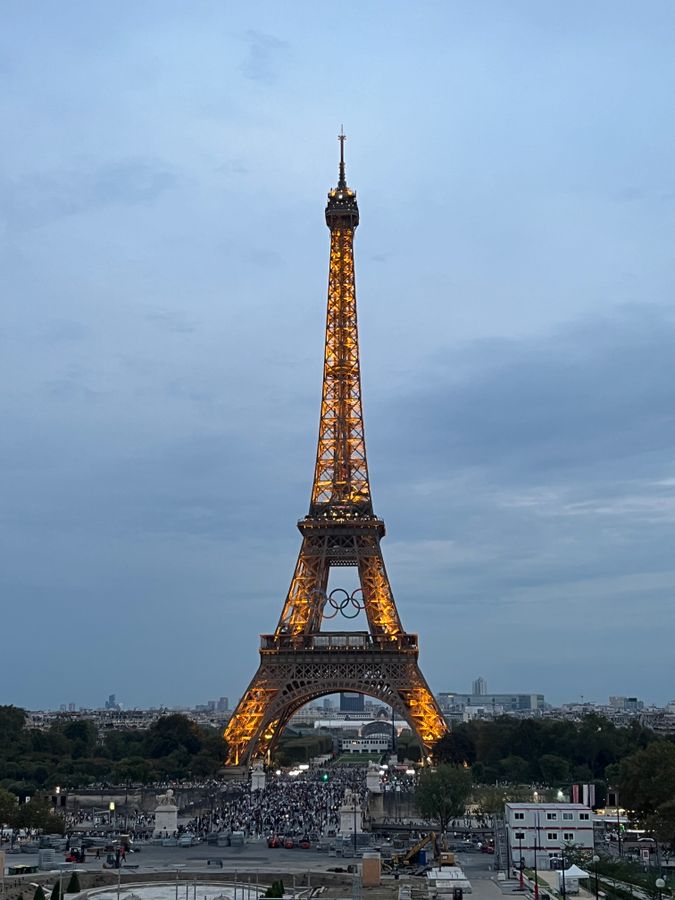 2024. Az Eiffel-torony éjszakai fényekben tündököl. 
Metropol 