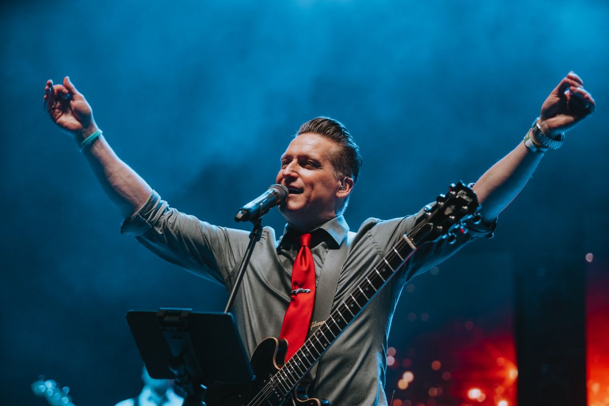 pély barna koncerten énekel 