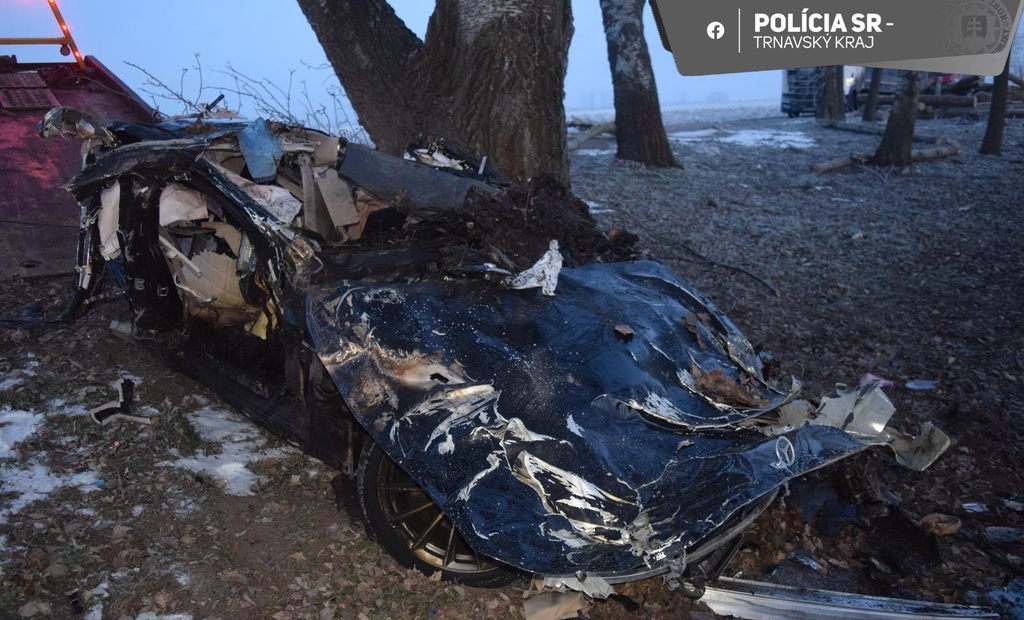 Jákli Mónika autója az ütközéstől sznte eltűnt, kigyulladt, ennyi maradt belőle. 