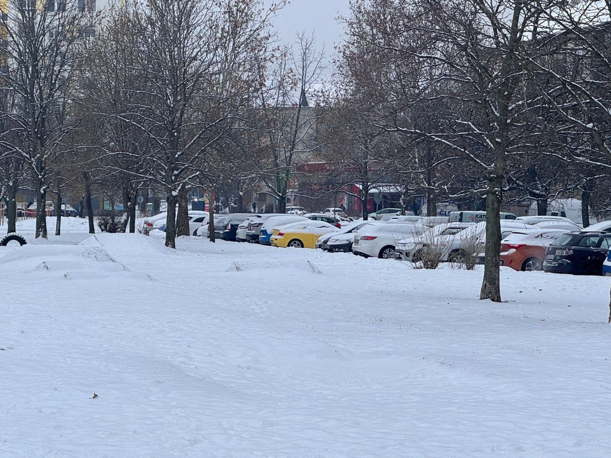 A megtisztított utakon a pótlást az előre betervezett, normál járatokkal együtt végzik el a kukásautók országszerte.