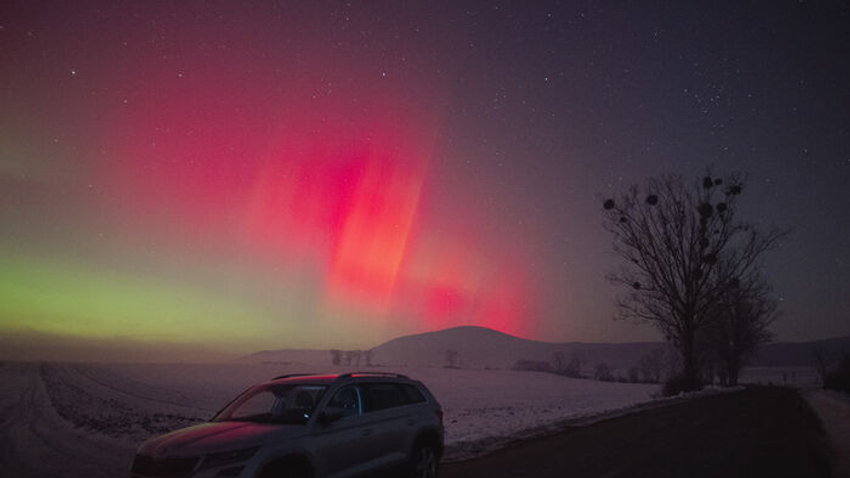Különleges égi jelenség kápráztatta el a magyarokat január 19-én. Olyan erős geomágneses vihar keletkezett, hogy hazánk felett is látható volt a sarki fény, amely országszerte pompázatos színekben festette át az égboltot. Mutatjuk a lélegzetelállító képeket! 