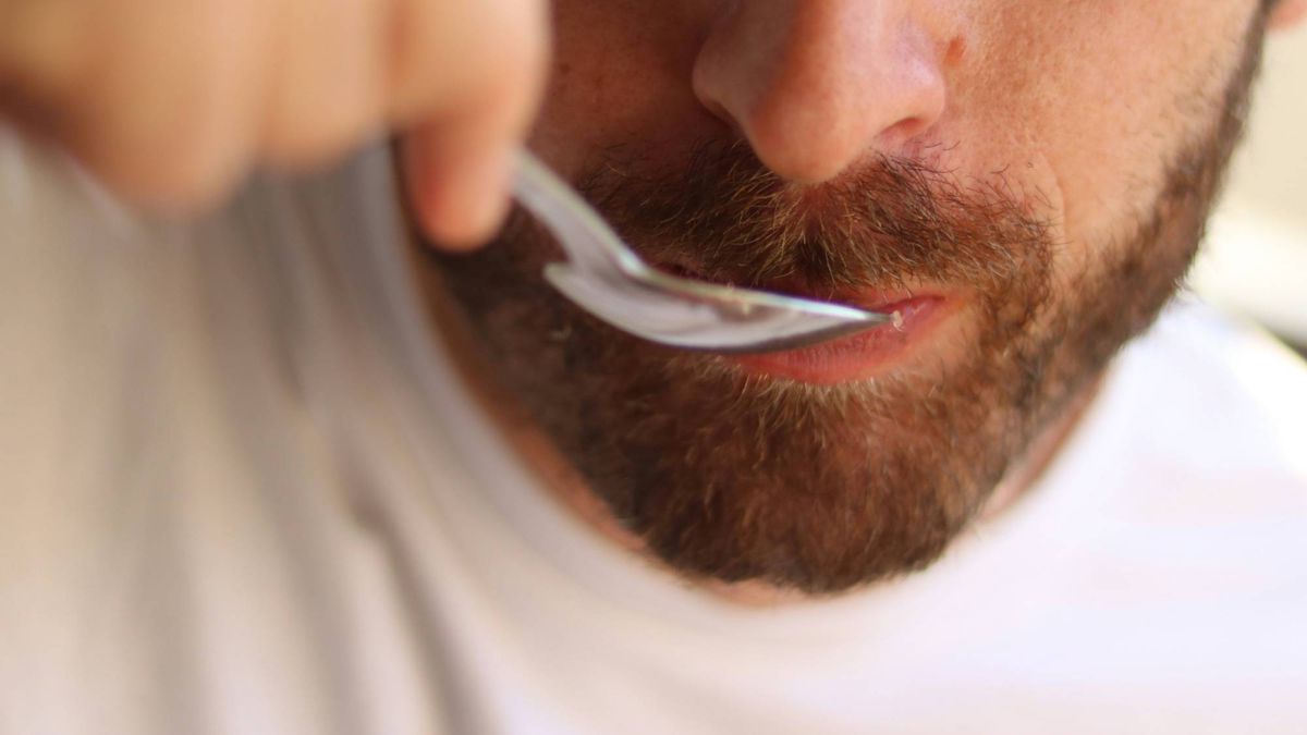 Bizarr függőség: bogarakat eszik a férfi.