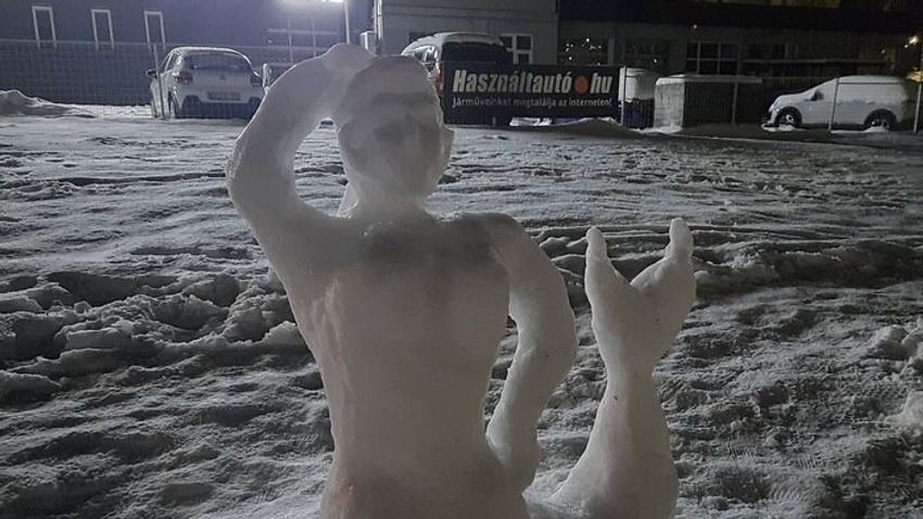 Szenzációs! Az országos havazásban nem ült a babérjain egy pécsi művész. A rejtélyes személy több hóembert is épített, egy egész hóember birodalom született a kezei között Pécs-Kertvárosban. Mutatjuk a káprázatos alkotásokat. 
