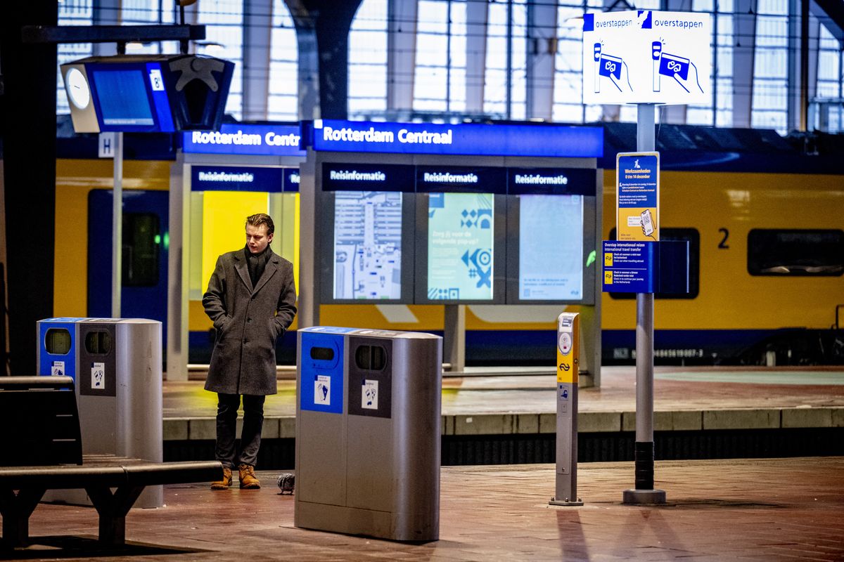 ROTTERDAM - Passengers at Rotterdam Central Station. Due to multiple disruptions, train service is currently suspended. ROBIN UTRECHT / ANP netherlands out - belgium out
ROBIN UTRECHT / ANP MAG / ANP via AFP