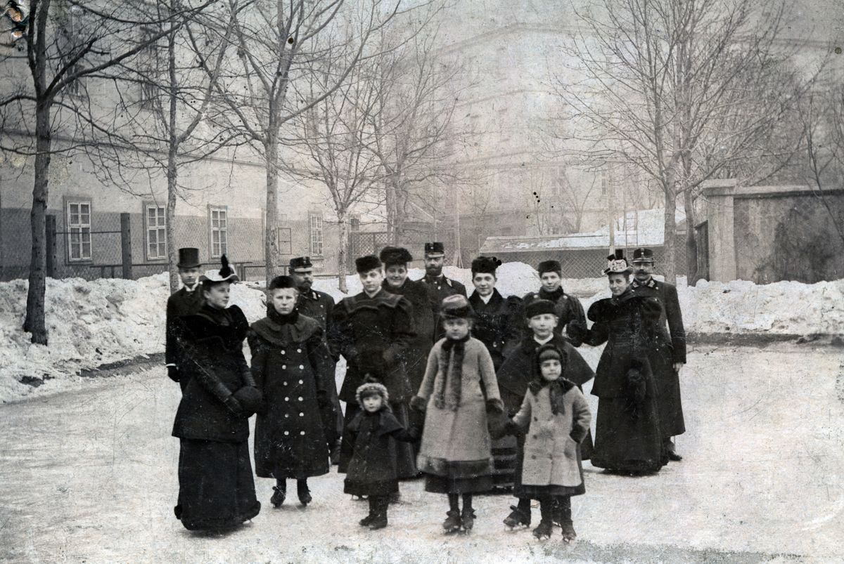 Ilyenek voltak a télikabátok a múlt században