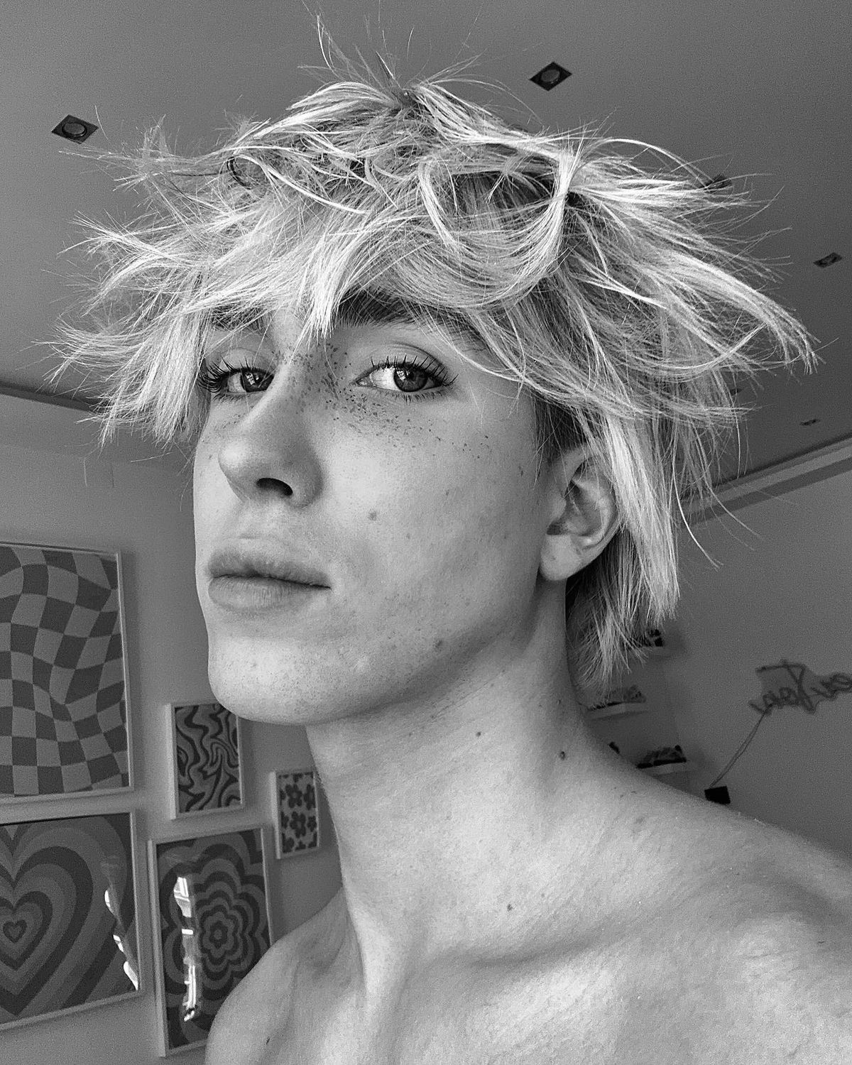 WhisperTon fekete fehér portréja