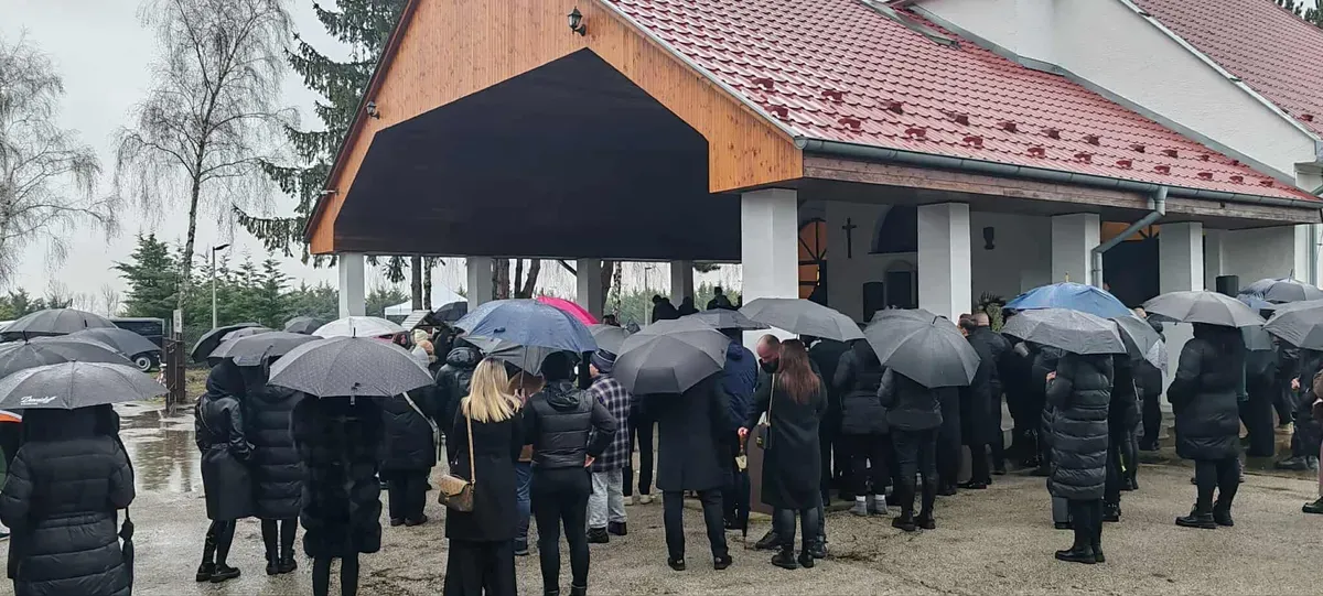 Az esős időjárás ellenére sokan megjelentek a helyszínen