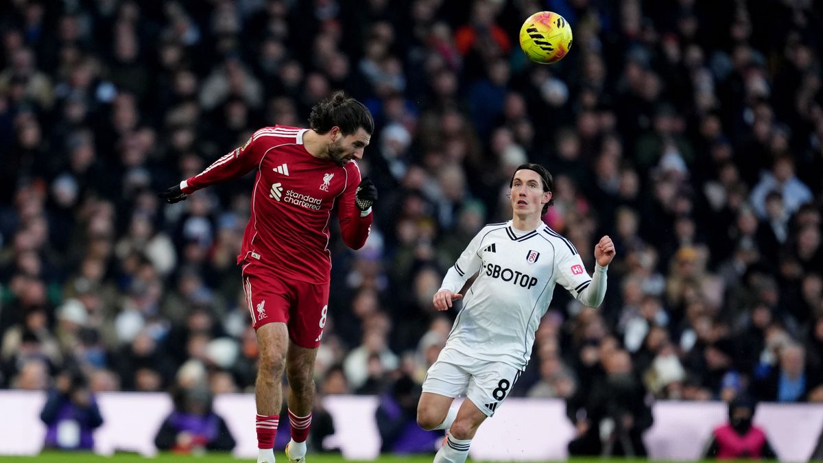 Szoboszlai Dominik (balra) kezdőként kapott helyett a Fulham-Liverpool meccsen