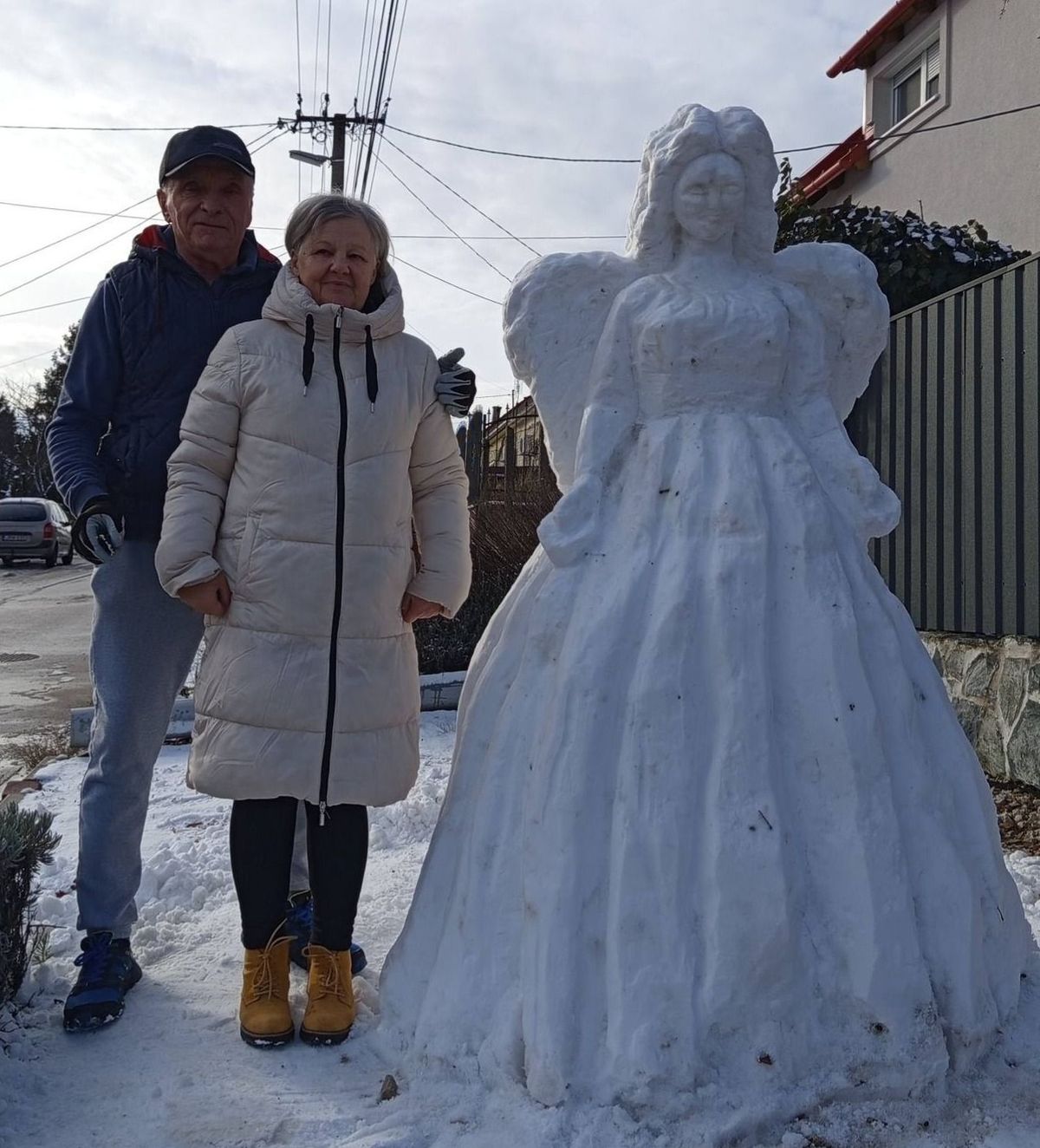 Feil József és felesége, Kati néni a hóangyal mellett