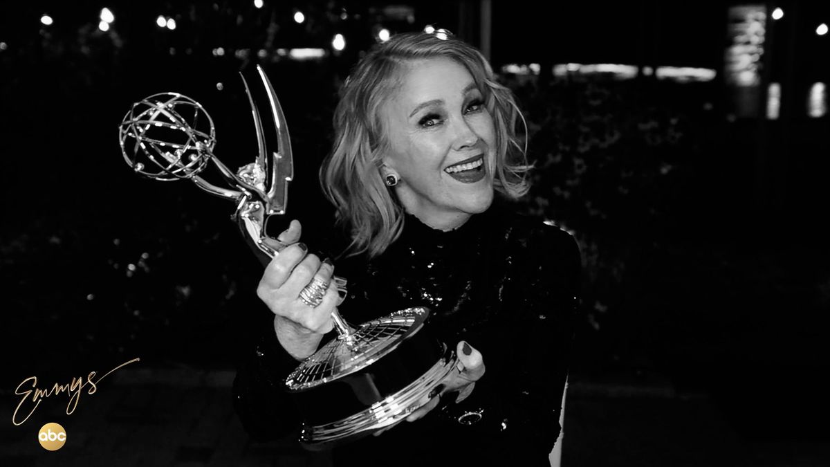 A képen Catherine O'Hara látható