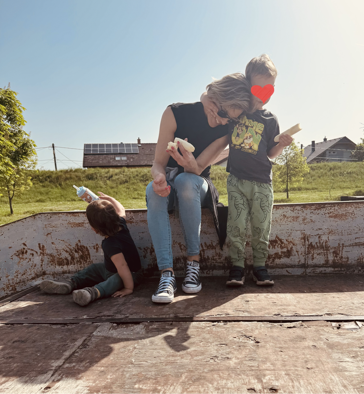 Kata amikor csak teheti, a kisfiaival van