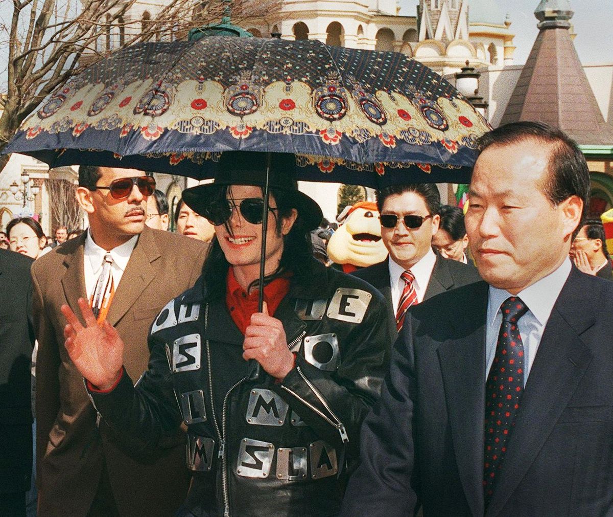 Michael Jackson halála után is épp olyan élénkek a róla szóló pletykák és legendák, mint amikor még köztünki volt az énekes