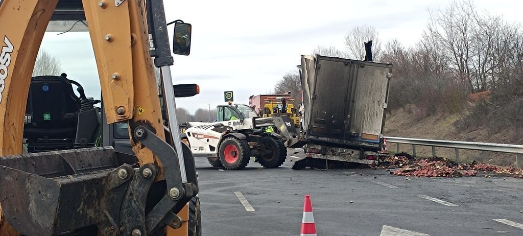 Teljes terjedelmében égett egy kamion az M3-ason