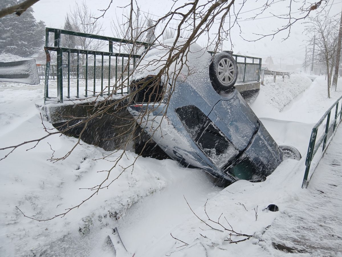 Hókotrók helyett a viharos erejű szél tisztítja meg az utakat az ország nyugati felében.