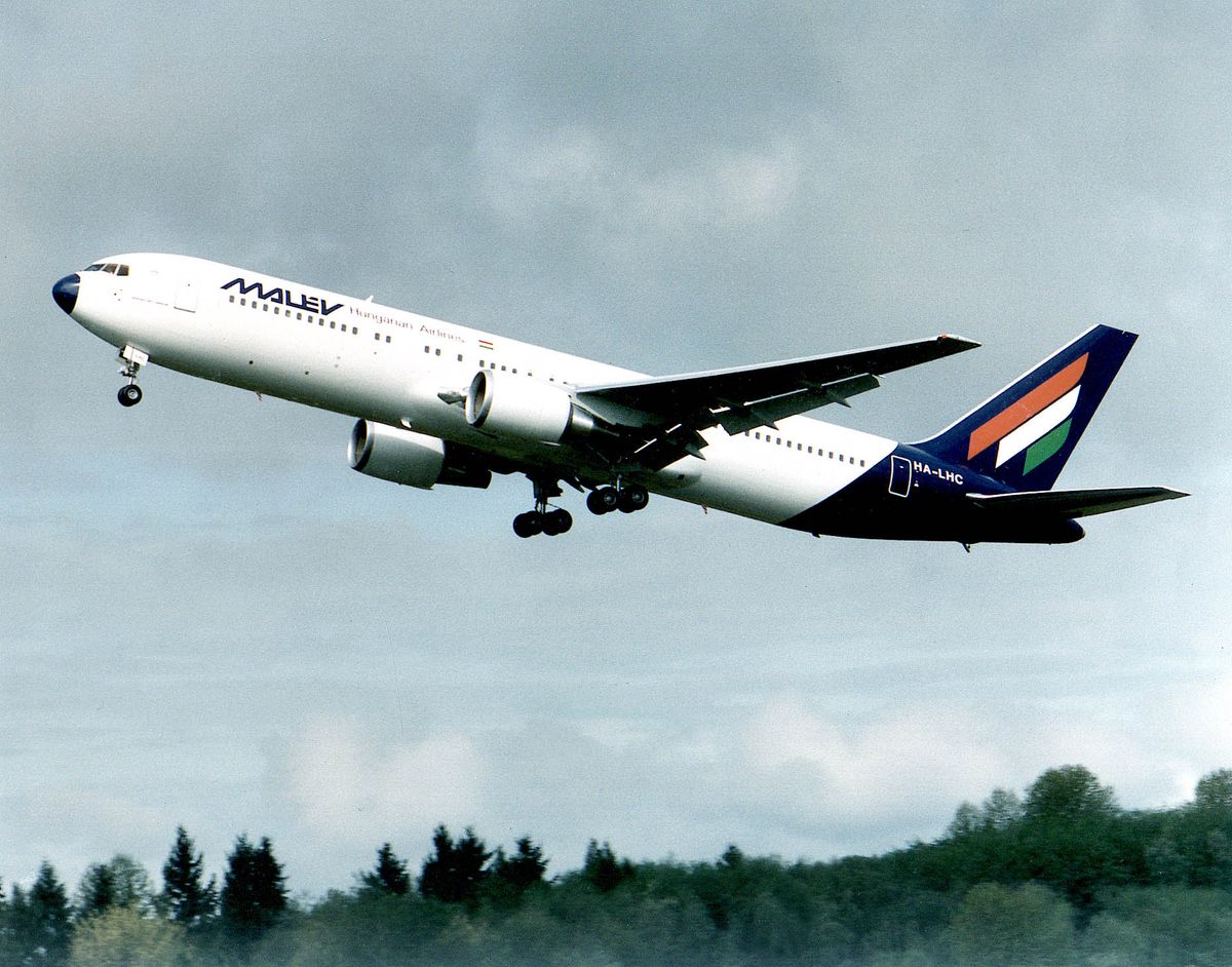 Malév Boeing 767 repülőgépe felszállás közben. 1996.