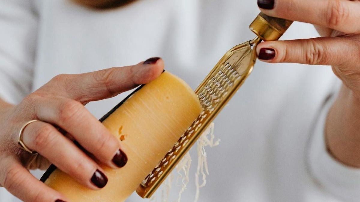 Érdemes minél kisebb lyukú reszelőt használni a sajtos tallér elkészítéséhez