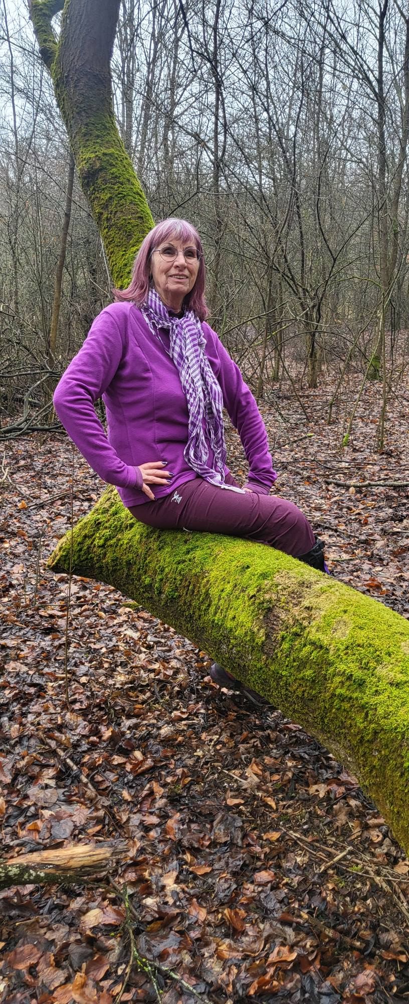 Lila mánia: 75 évesen nem csak a ruhája, de a haja is lila