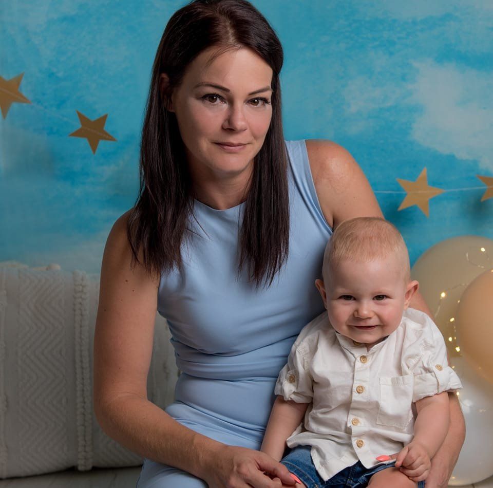 Noel a "kis csokitolvaj" agya az oxigénhiány miatt nem küld megfelelő jeleket az izmainak, ami mind a négy végtagját érinti 