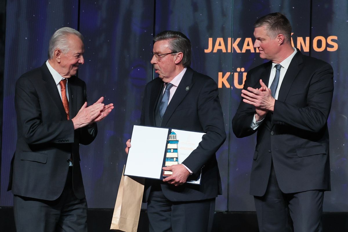 Jakab János (középen) Schmitt Pál és Vári Attila között