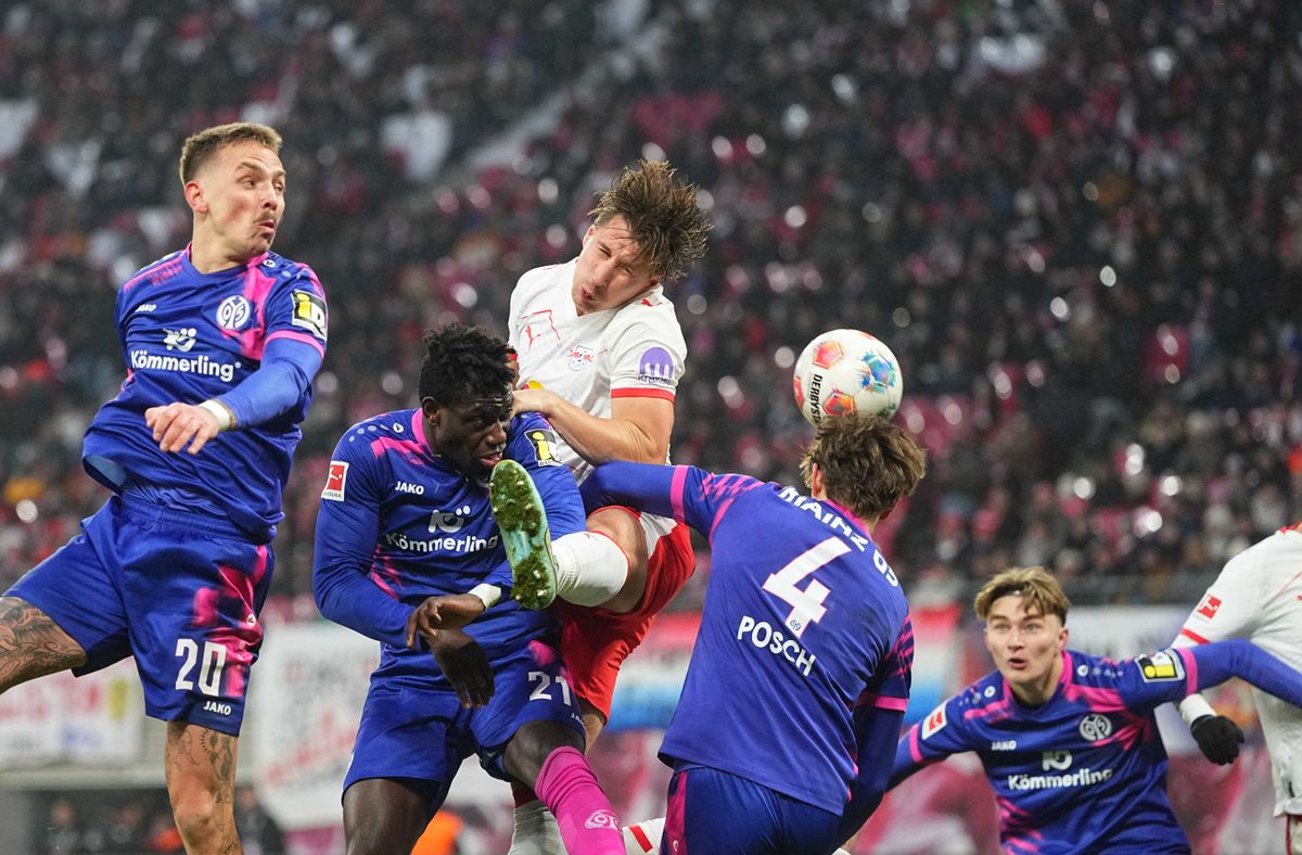 Orbán Willi (középen) négy mainzi között fejelt