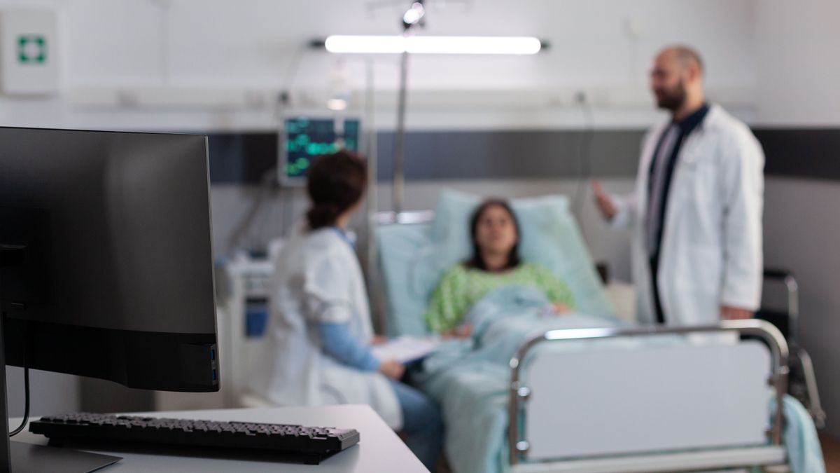 Ha nem esik a bőrönd a fejére, sose tudja meg, hogy agydaganata van a fiatal nőnek