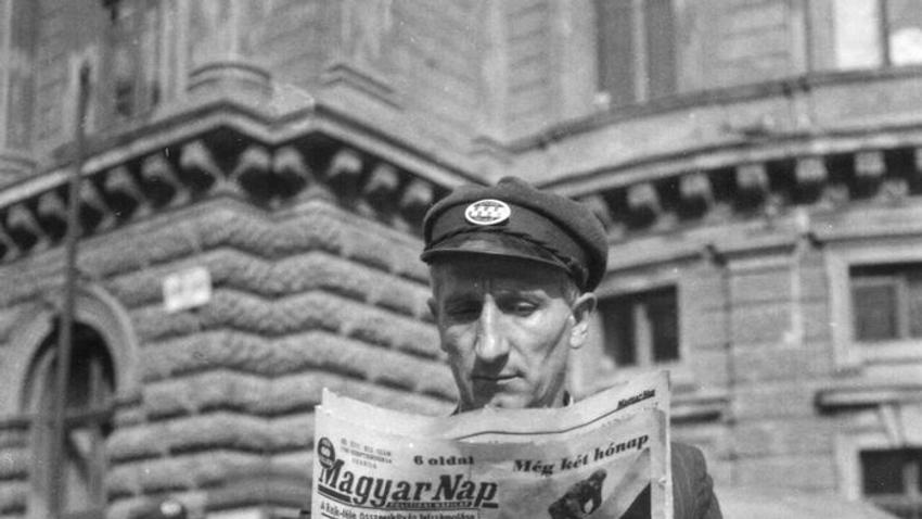 Budapest utcái sosem aludtak, és erről leginkább a taxik kerekei gondoskodtak. A szürke MARTA-któl a legendás „kockalámpás” Ladákig a taxisok nemcsak utasokat, hanem titkokat, pletykákat és egy egész korszak hangulatát szállították. Megnéztük, hogyan vált a budapesti taxizás úri passzióból nemzeti ellenállássá, majd a vadkapitalizmus játszóterévé a 2000-es évek küszöbén.