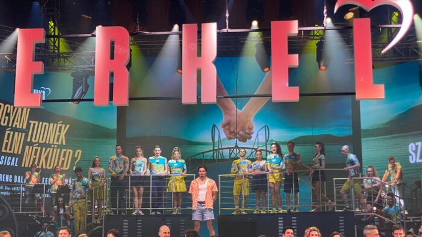 A Hogyan tudnék élni nélküled? nagyszínházi musical díszbemutatóján jártunk az Erkel Színházban.