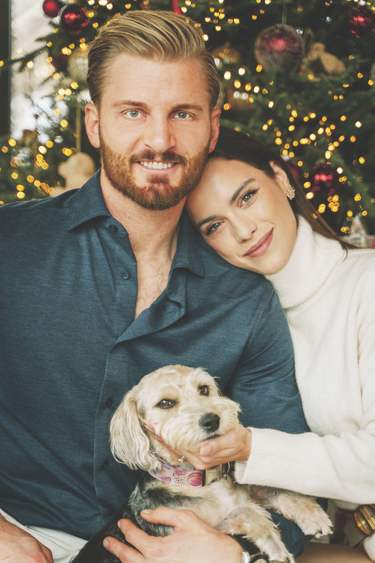 Gelencsér Timi és családja egy karácsonyi fotózáson vettek részt.