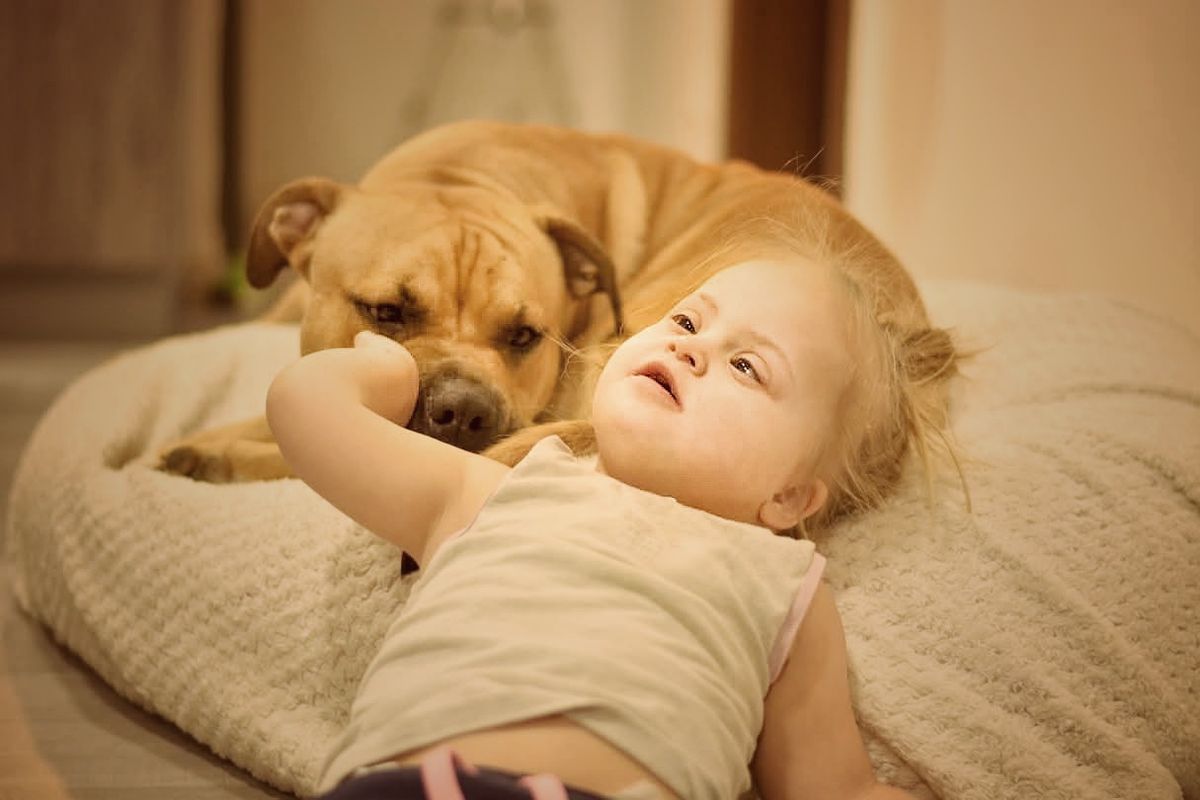 Alízka és kutyusa. A Down-szindróma születéskor derült ki