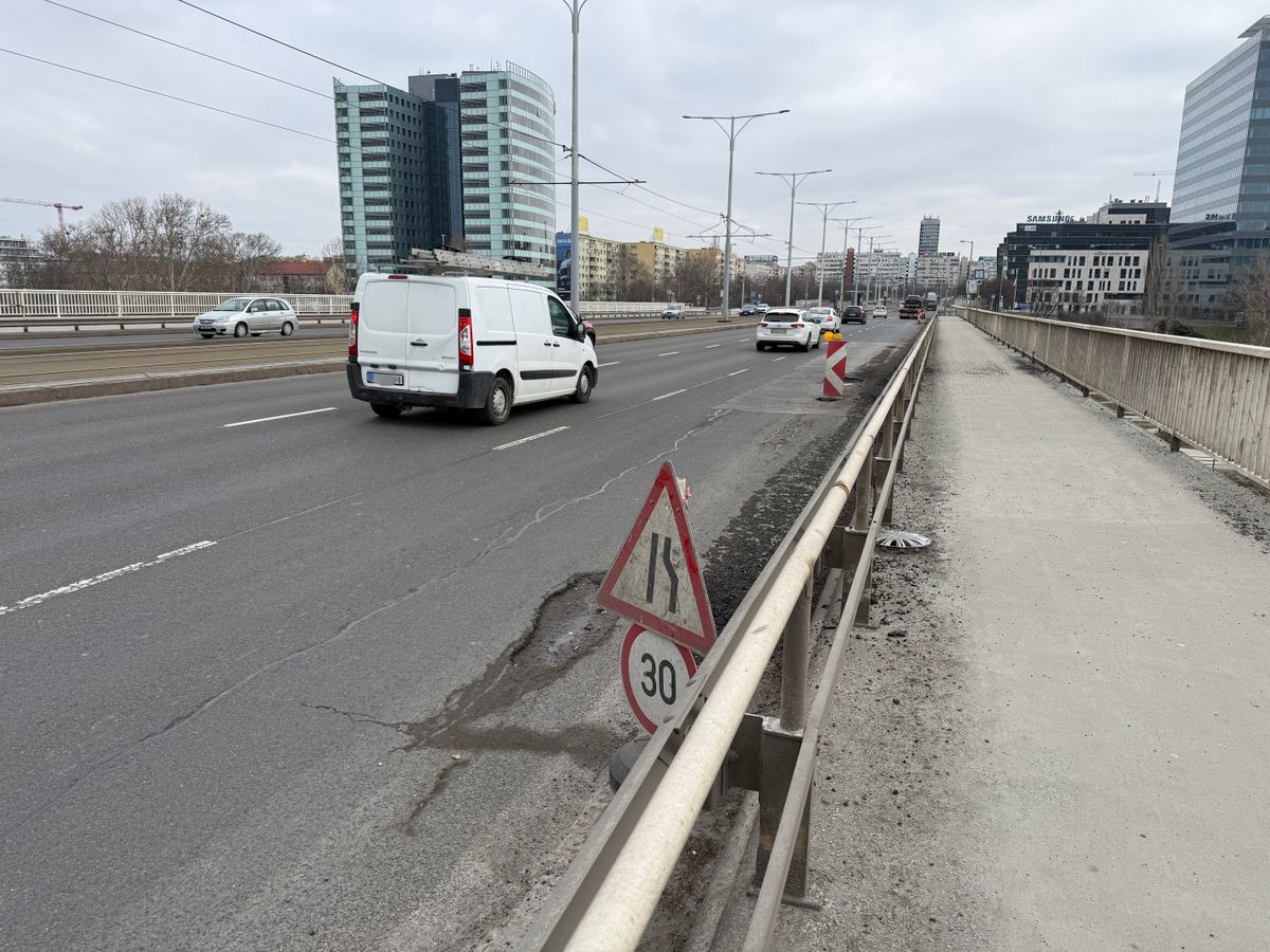 Kátyúinvázió: sebesség korlátozás van az Árpád hídon az út hiba miatt. 
