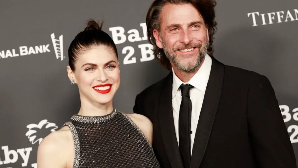 Válik a hollywoodi sztárpár, Alexandra Daddario és Andrew Form. 