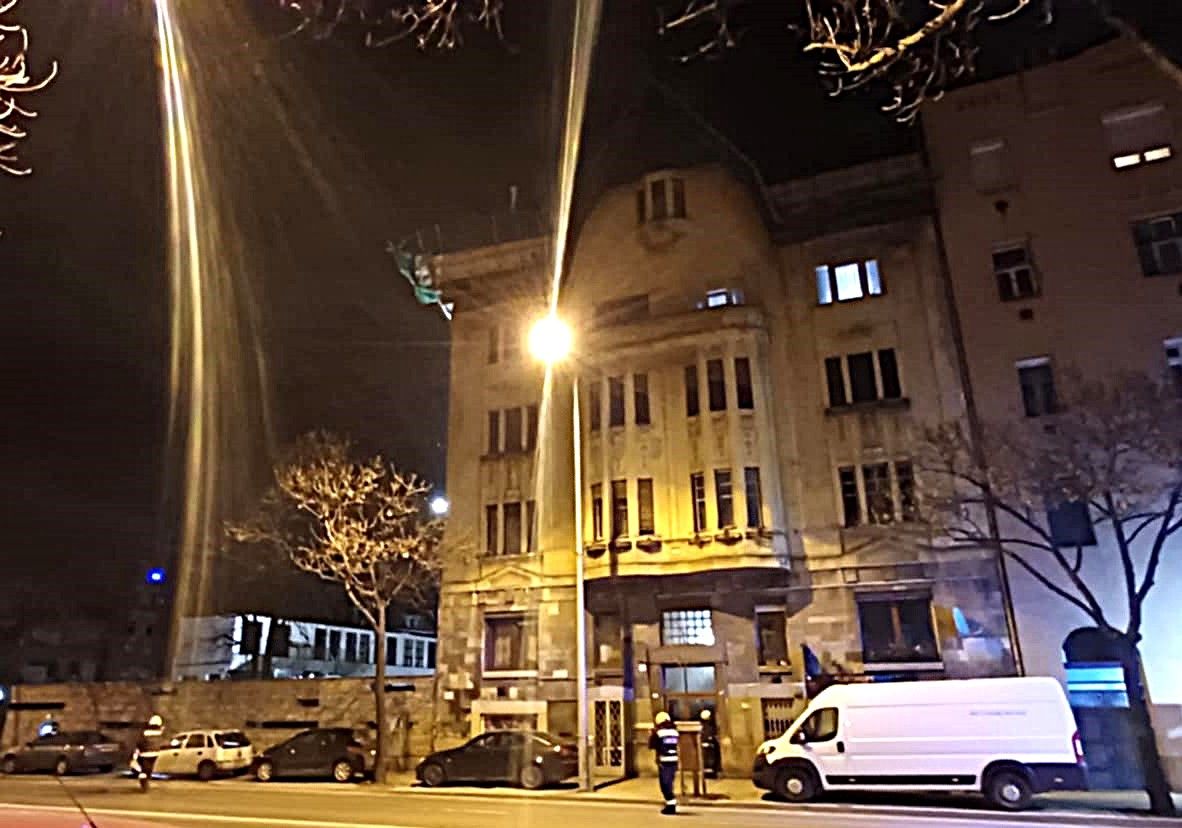 A lelógó tetőszerkezet miatt a tűzoltókat kellett riasztani vasárnap késő este 