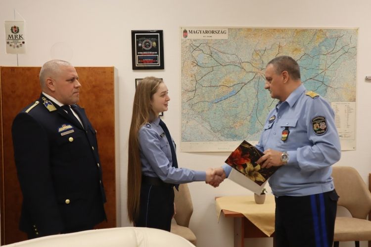 Korpás Rebeka emléklapot kapott a dandátábornoktó