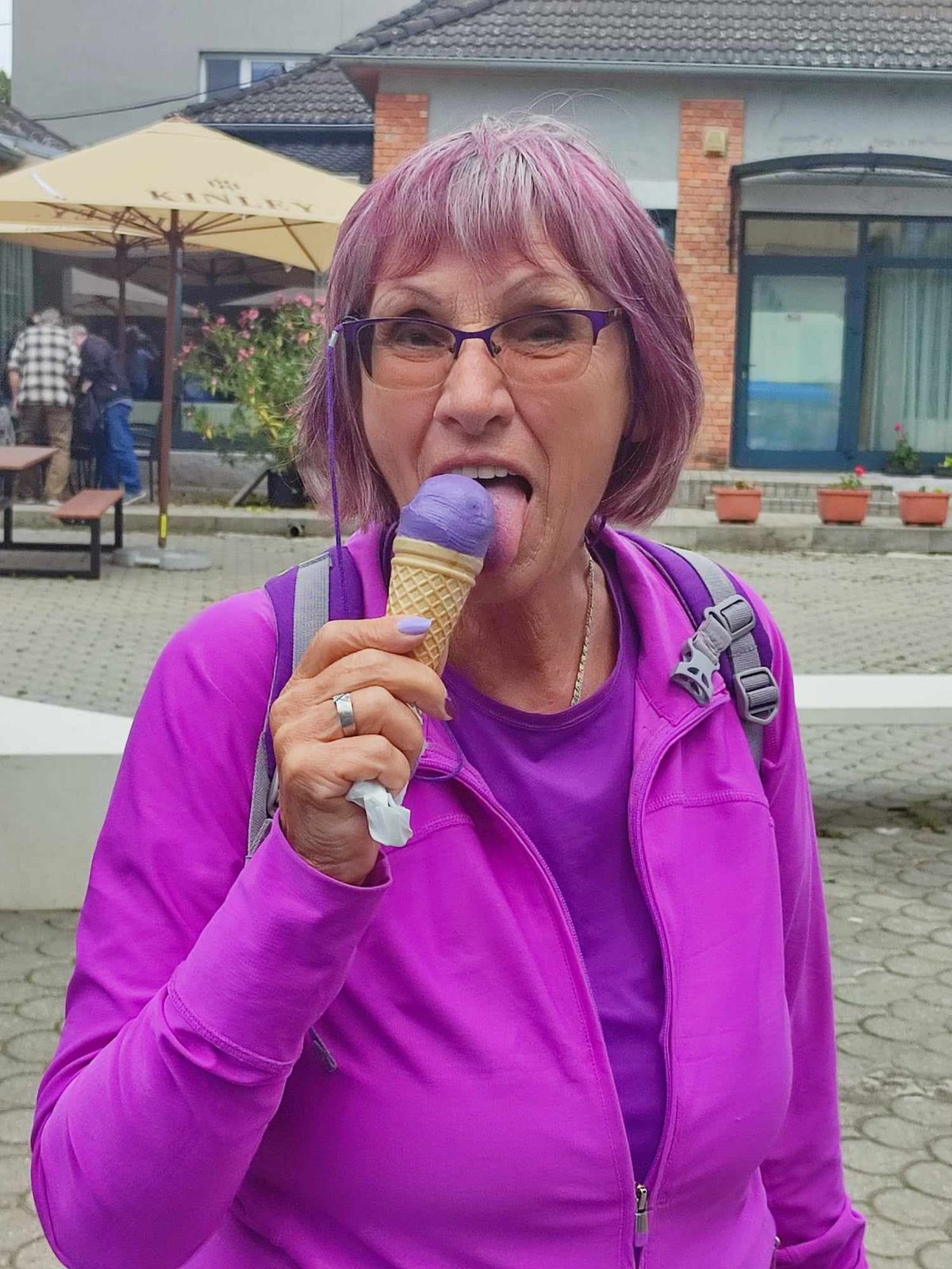 Nem kérdés, hogy lila fagyit választ, ha van