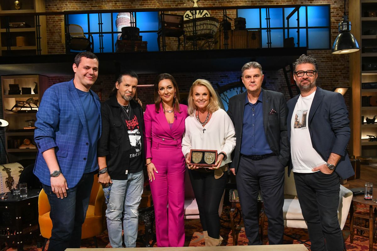 A Kincsvadászok műsor sztárjai boldogan pózoltak Hegyi Barbarával. 