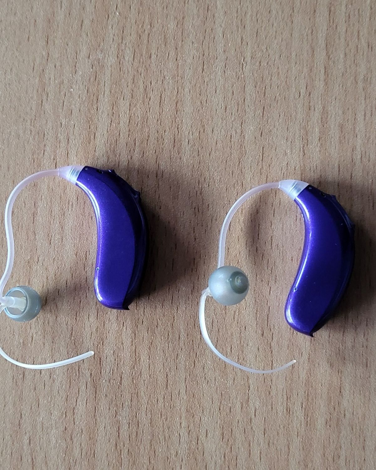 A 75 éves nőnek még a hallókészüléke is lila