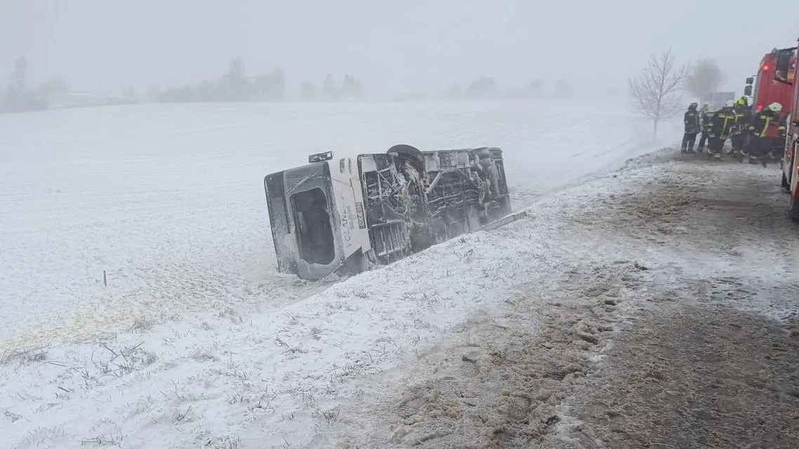Nyugat-Magyarországon válságos a közlekedési helyzet a hó miatt.