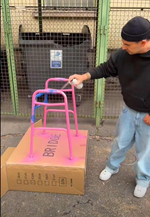 Horváth Tomi énekes befesti felesége járókeretét