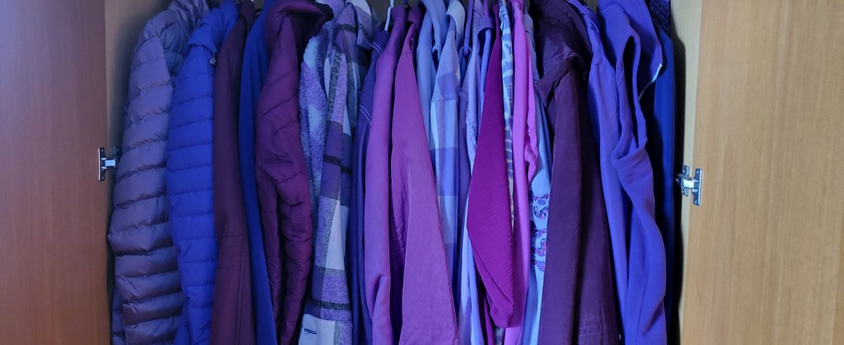 Nem meglepő, hogy a szekrénye is csak lila színű ruhákat rejt