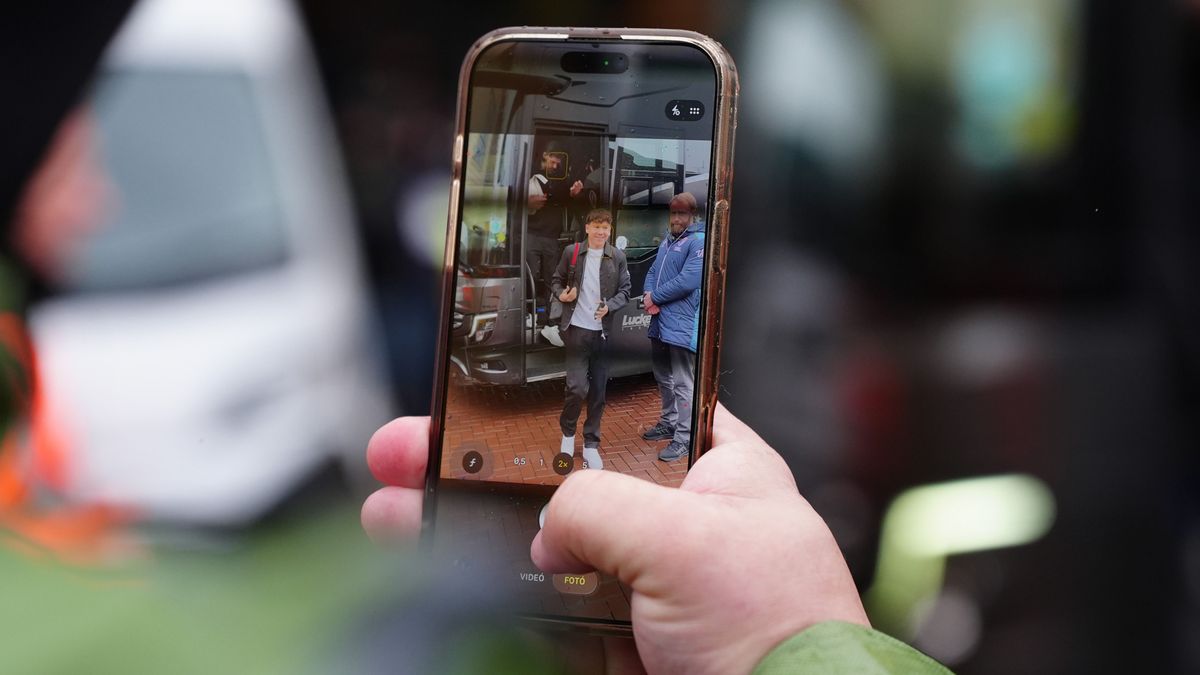 Tóth Alex alig hogy leszállt a csapatbuszról, a szurkolók máris fotókkal ostromolták