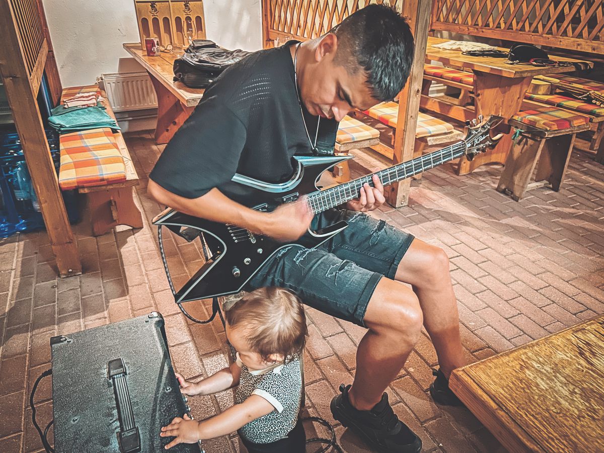 Békefi Viki párja és kislánya gyakran zenélnek együtt, a kicsi zenebölcsibe jár