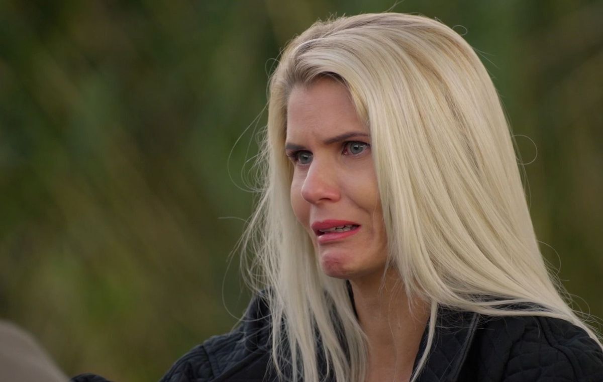 Antal Gina nem bírja tovább, elsírja magát.