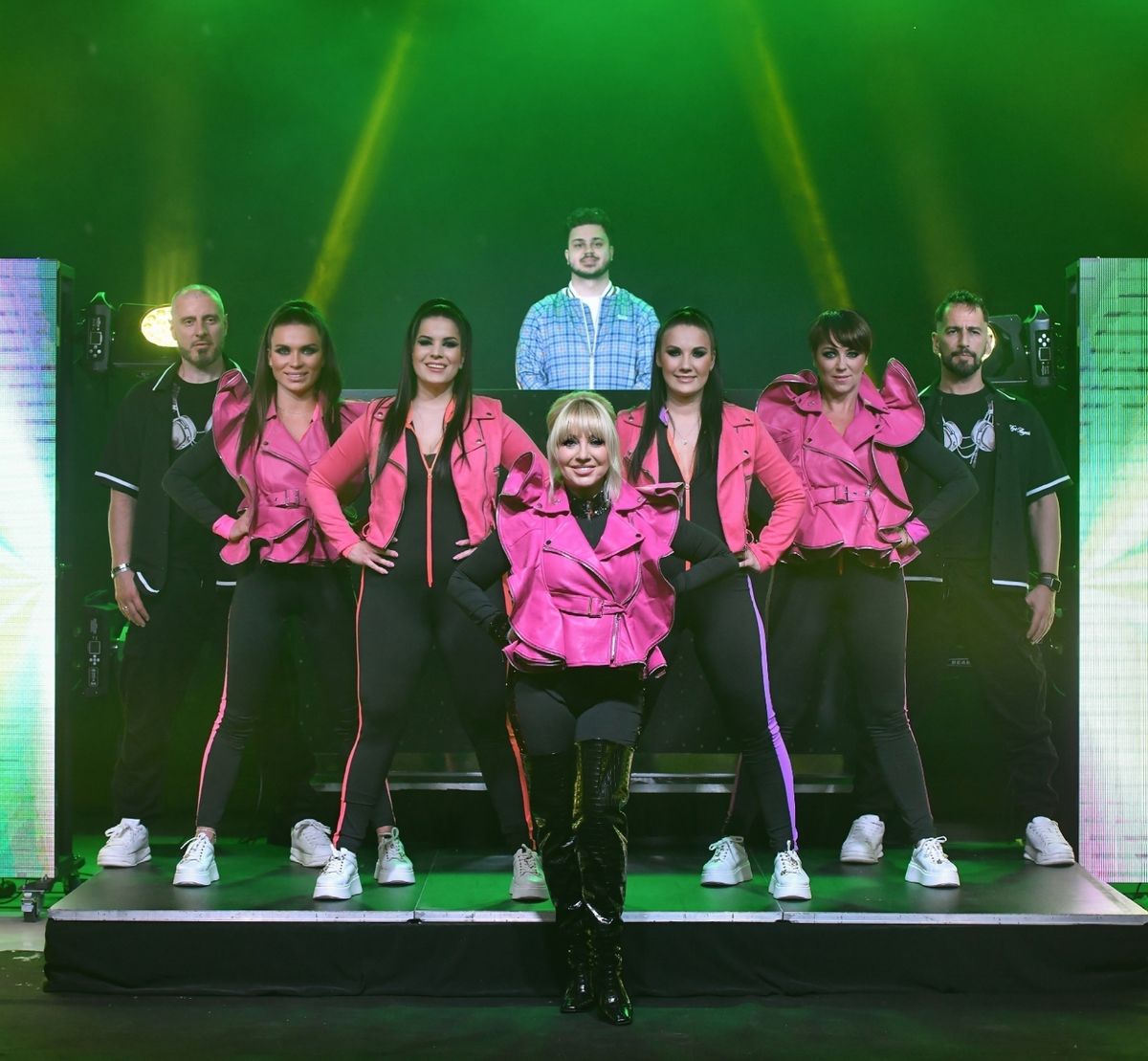 6 fős tánckar kíséri Zoltán Erikát