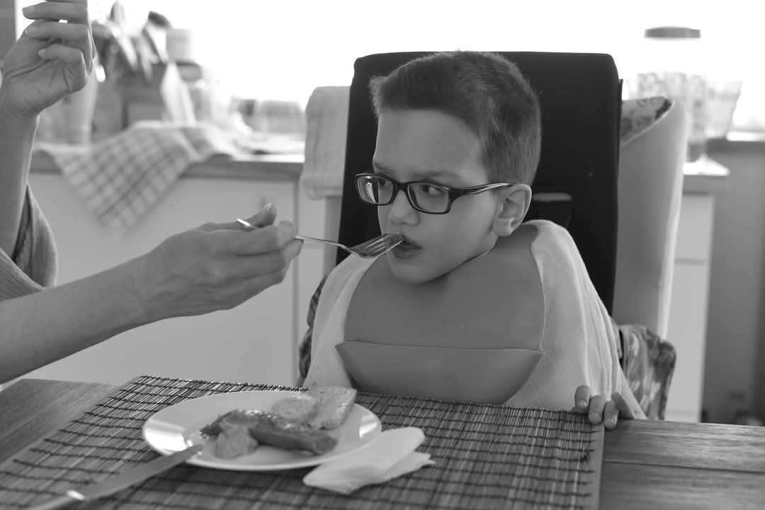 A gyógyulás útján: Alexander jóízűen falatozik anyukája különleges étkeiből  